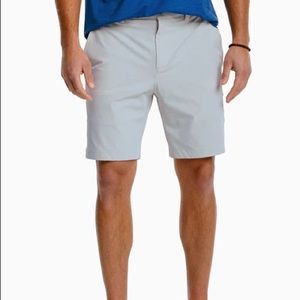 Southern Tide BRRR°®-DIE 8 INCH PERFORMANCE SHORT. Size 33. Seagull grey.